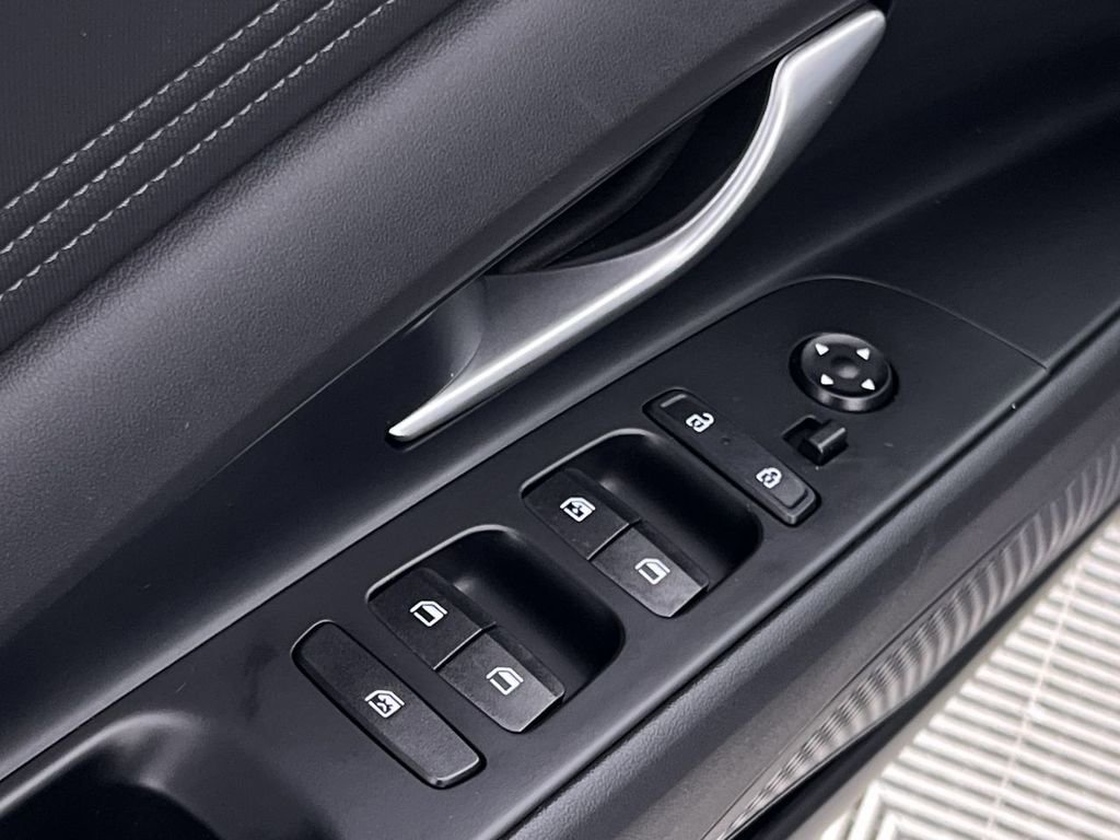 Used 2025 Hyundai Elantra Limited image 13