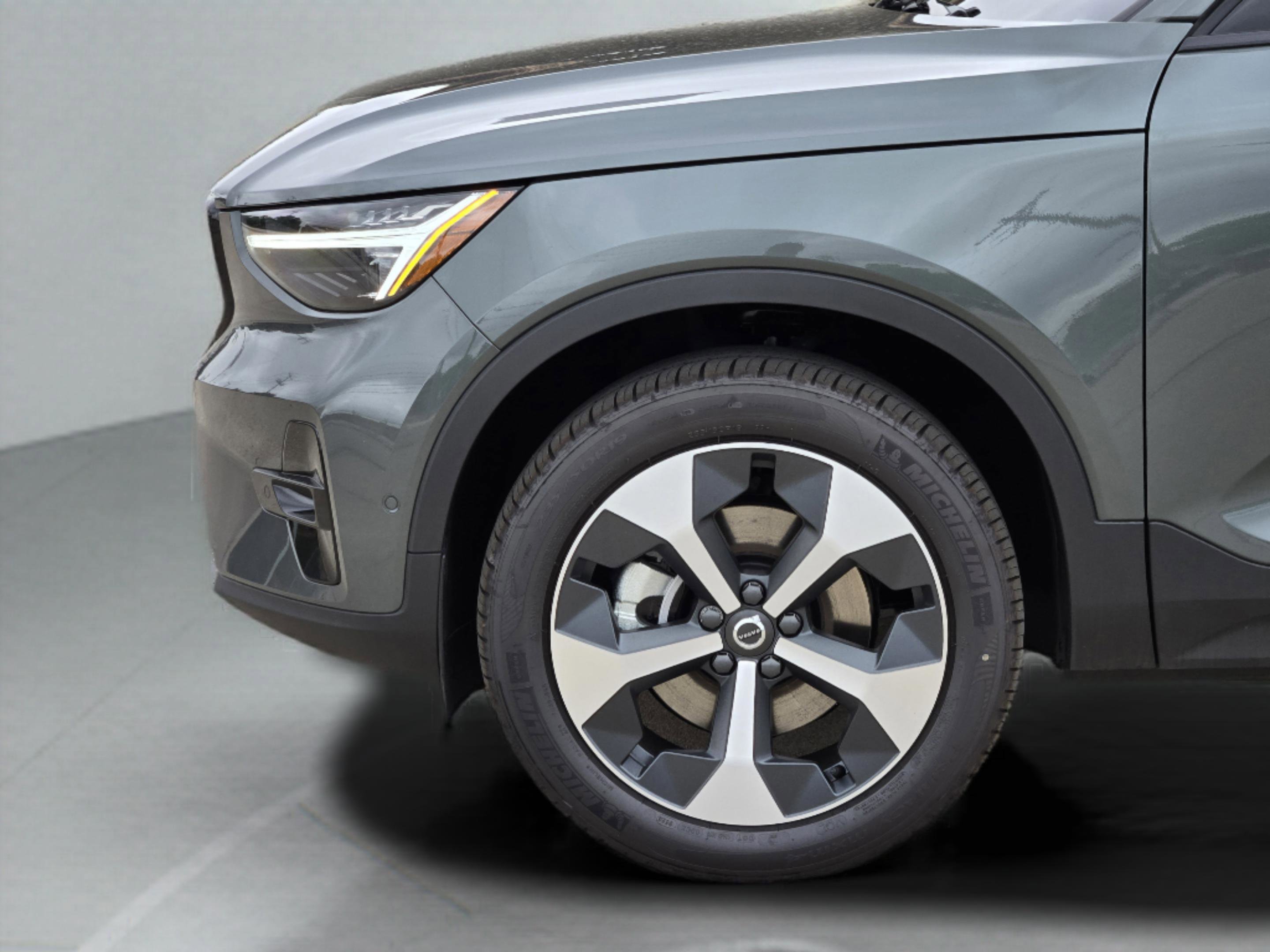 New 2026 Volvo XC40 B5 Plus w/ Protection Package Premier AWD/4WD image 31