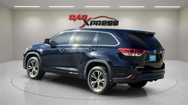 Used 2018 Toyota Highlander LE image 12