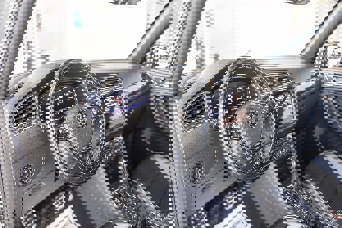 Used 2019 Volkswagen Tiguan SEL Premium image 21