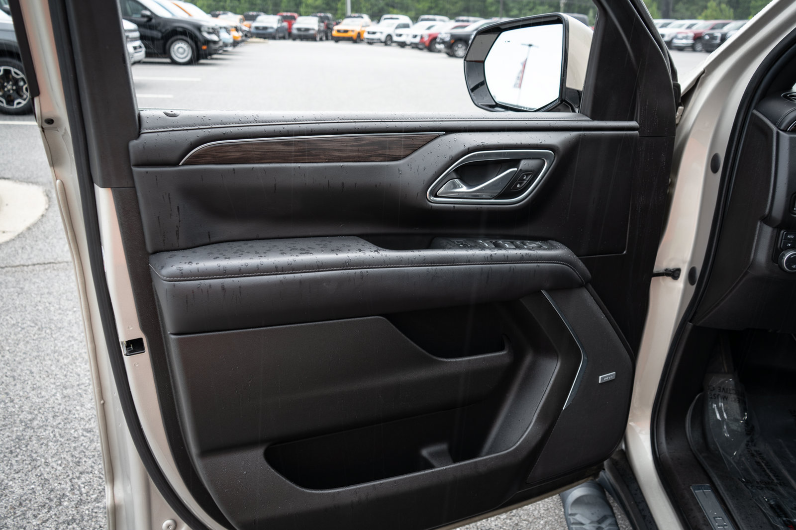 Used 2021 Chevrolet Tahoe Z71 w/ Z71 Off-Road Package AWD/4WD image 17