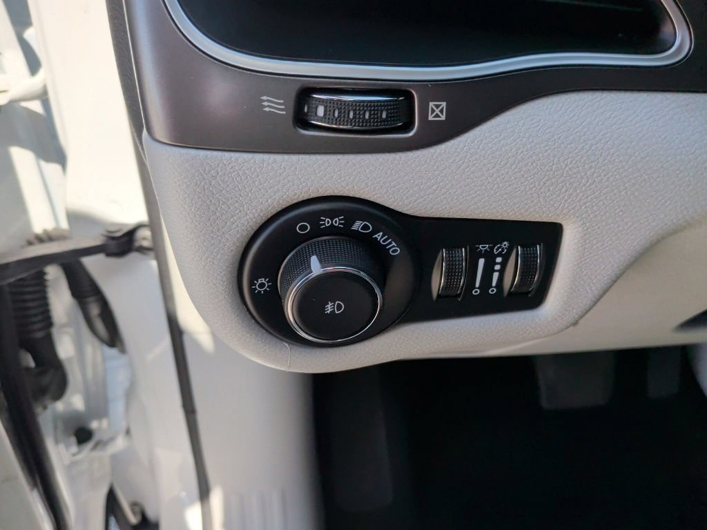 Used 2020 Jeep Cherokee Latitude Plus FWD image 15