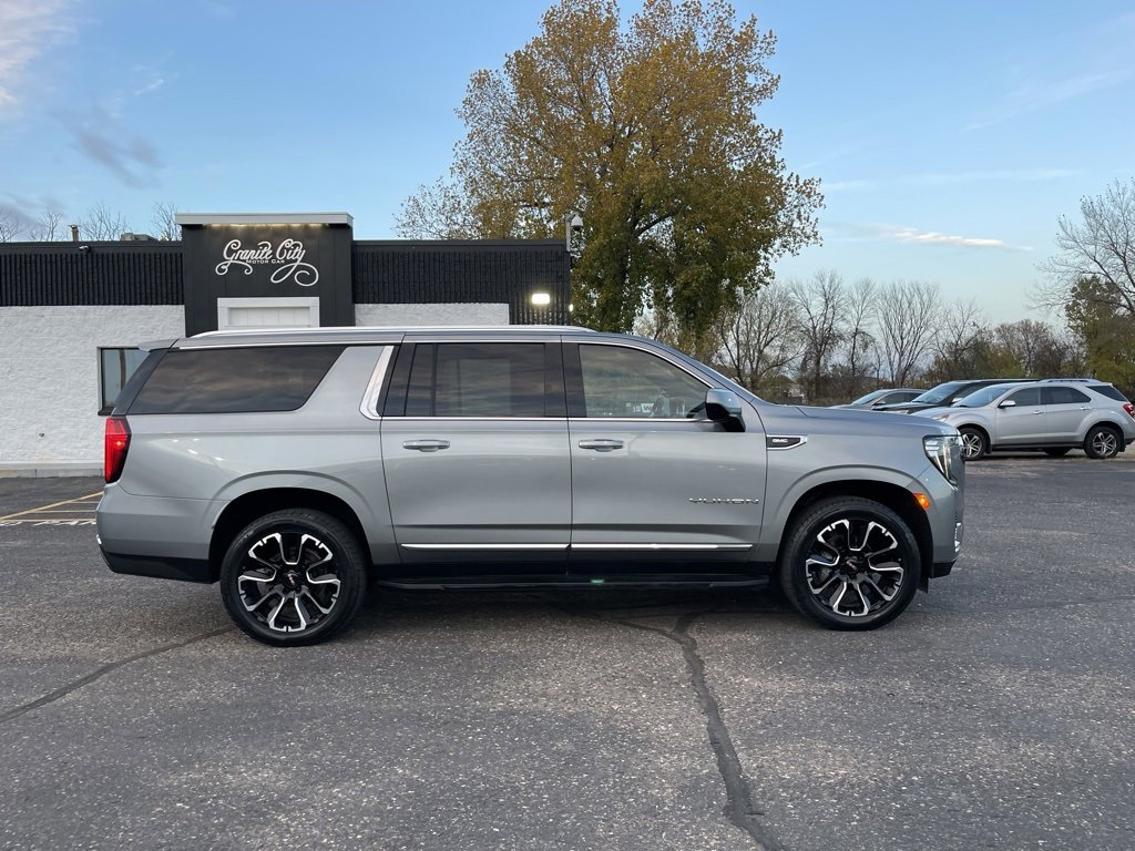 Used 2023 GMC Yukon XL SLT image 3