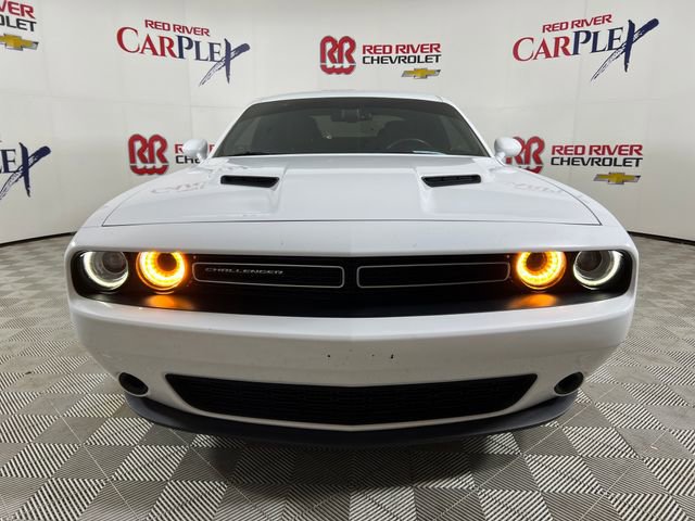 Used 2015 Dodge Challenger SXT image 2