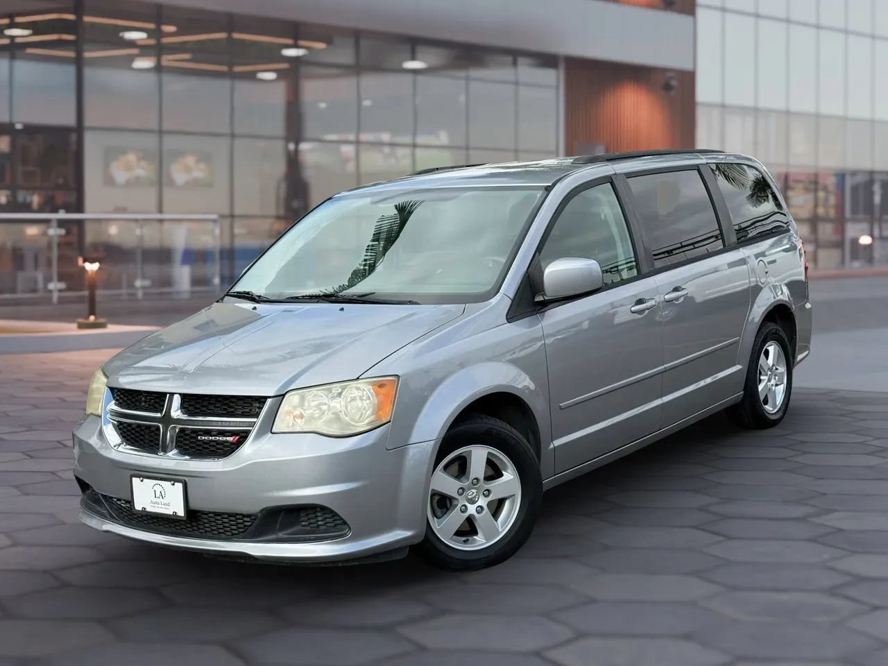 Used 2013 Dodge Grand Caravan SXT FWD image 2