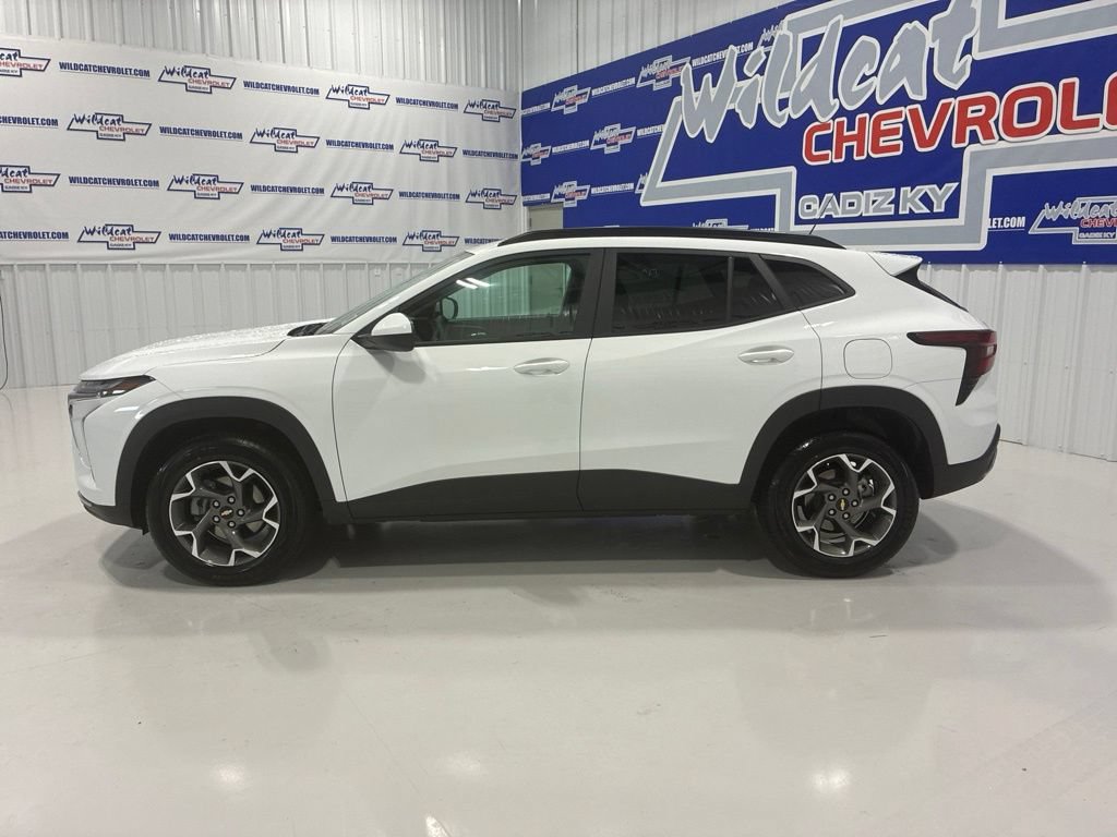 Used 2025 Chevrolet Trax LT FWD image 3