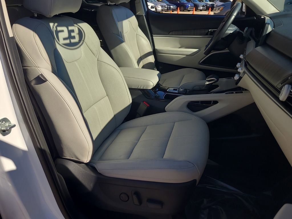 Used 2024 Kia Telluride EX w/ EX Captain's Chair Package image 20