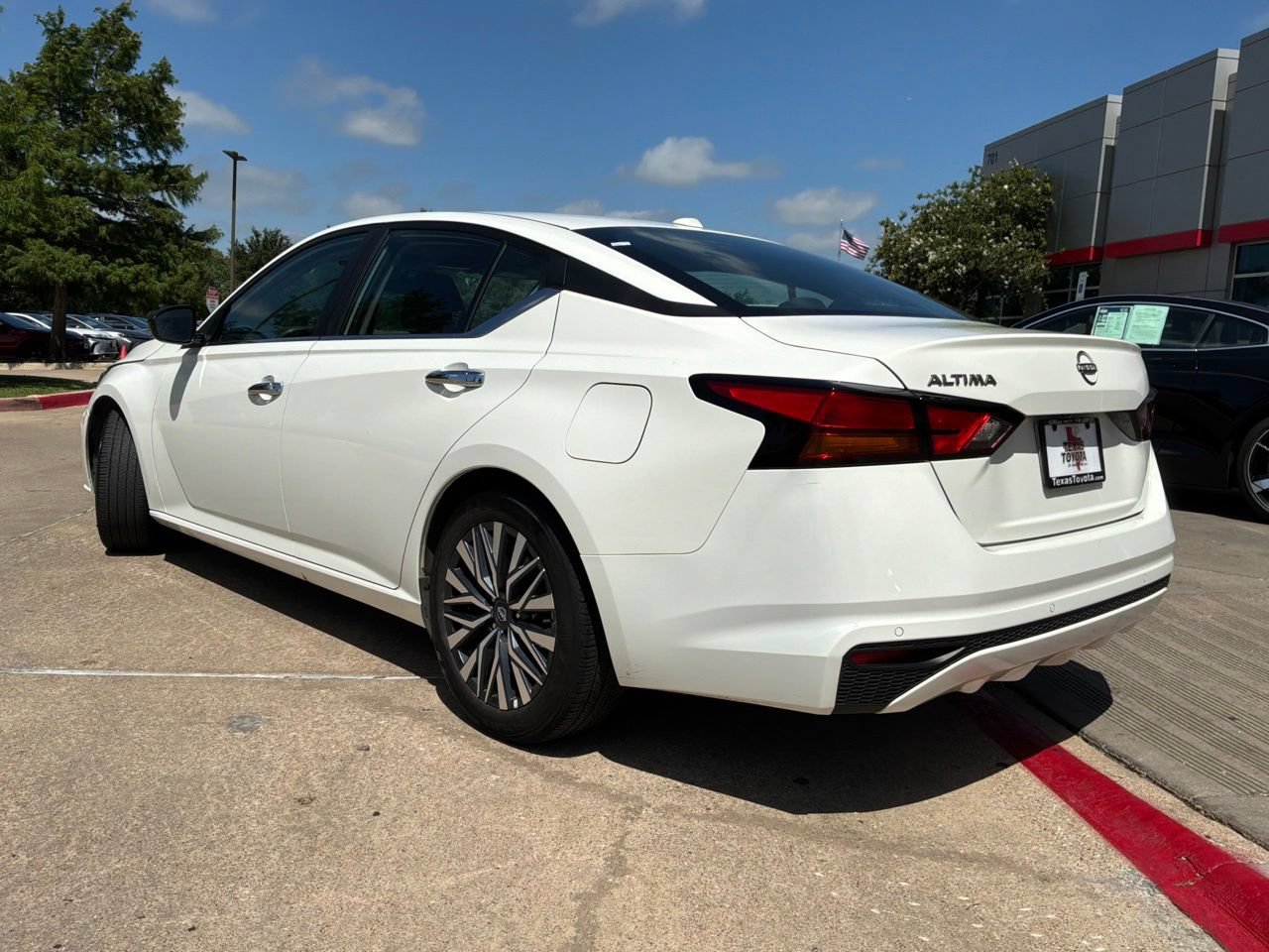 Used 2025 Nissan Altima 2.5 SV FWD image 8