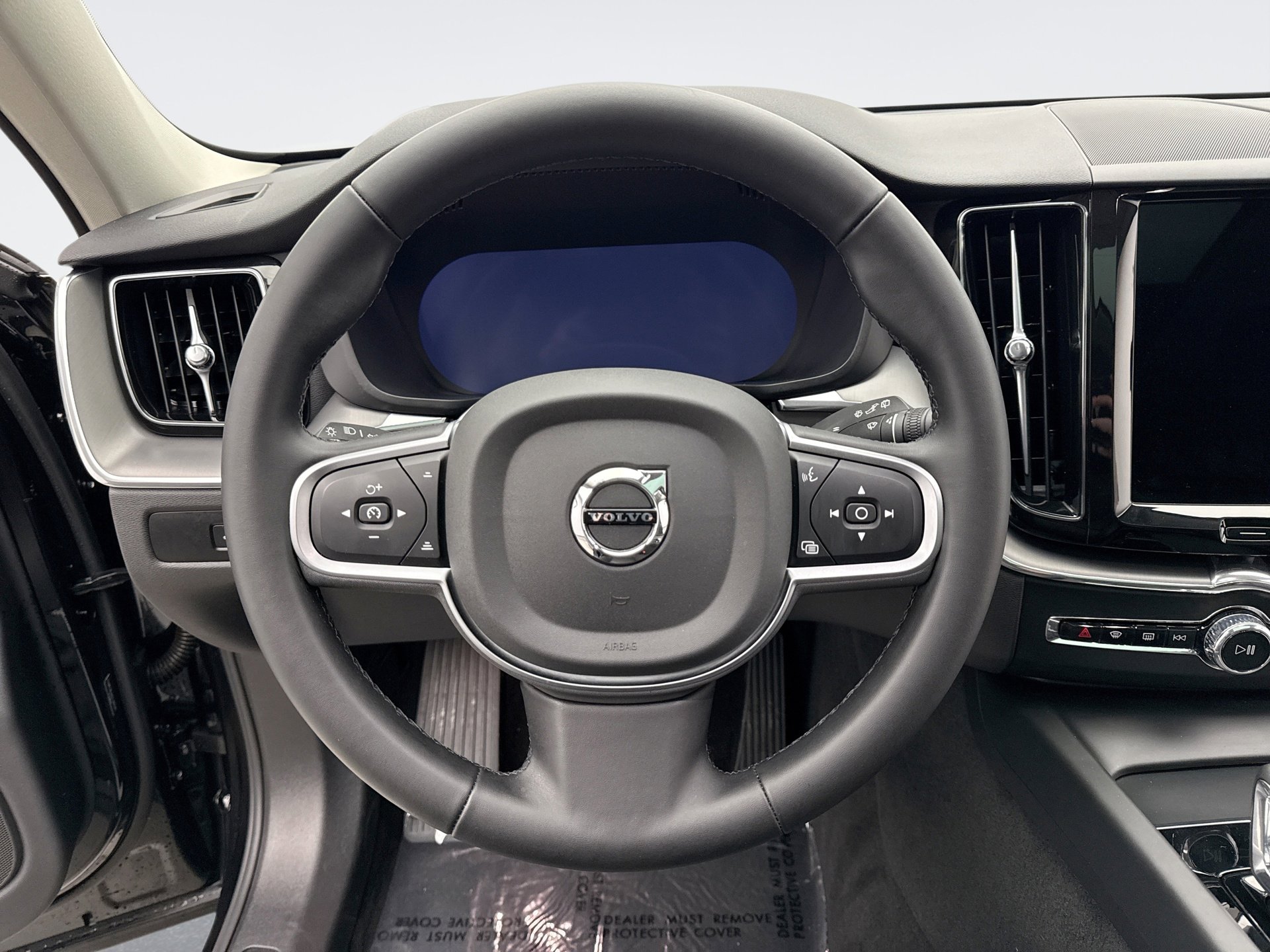 Used 2025 Volvo XC60 B5 Core image 12