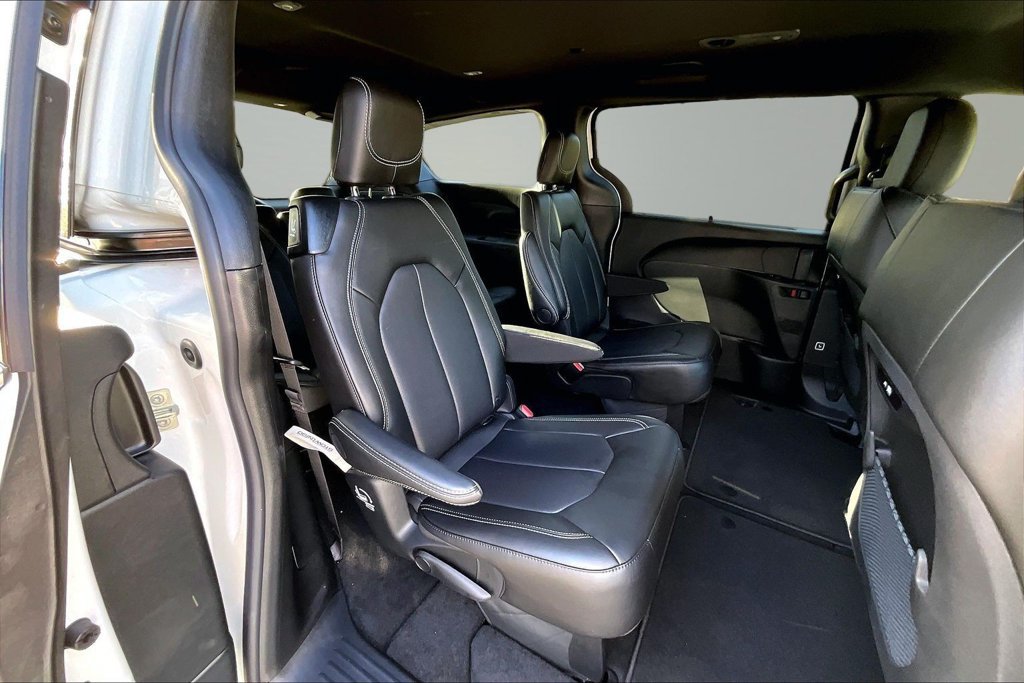 New 2027 Chrysler Pacifica Select FWD image 18