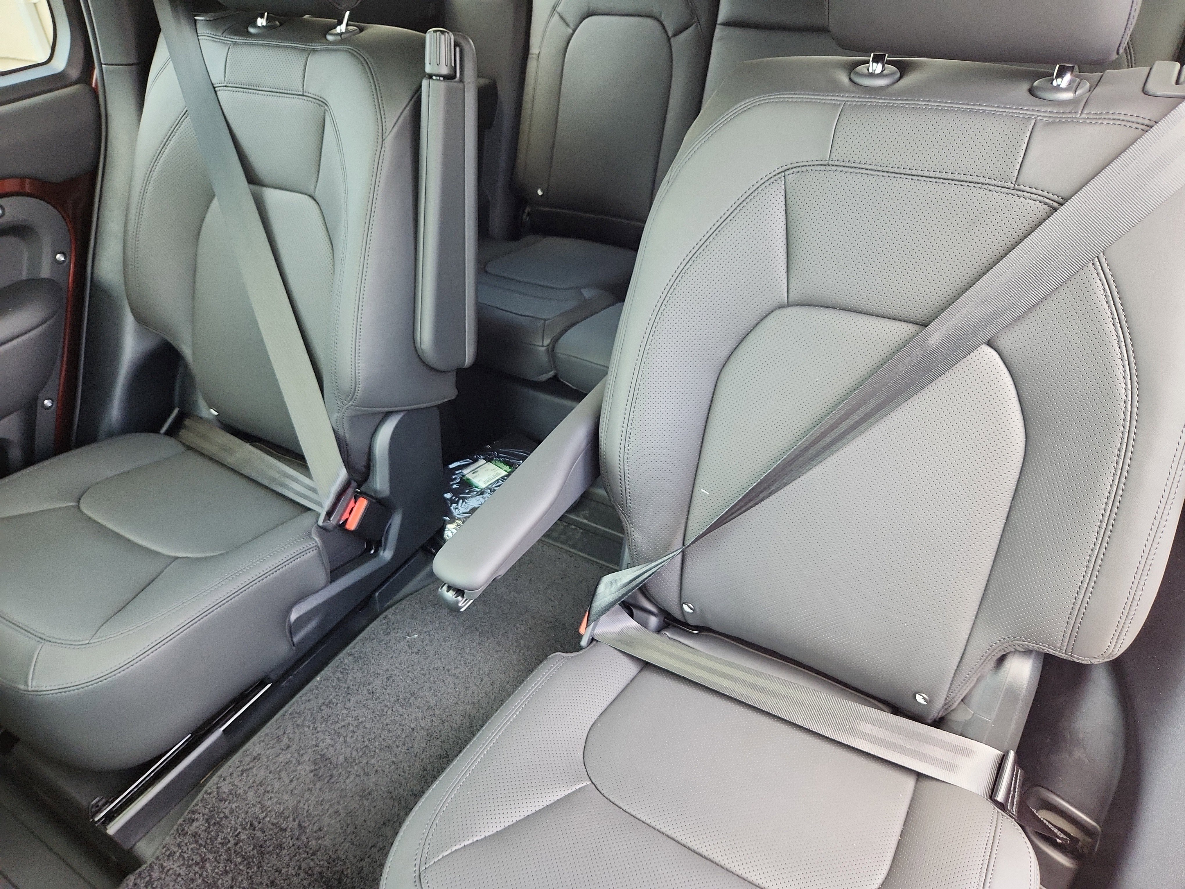 Used 2025 Land Rover Defender 130 X-Dynamic SE image 23