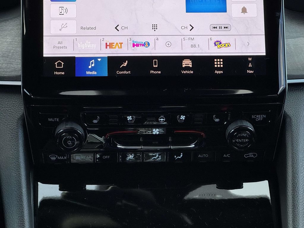 New 2025 Jeep Grand Cherokee Limited w/ Luxury Tech Group II AWD/4WD image 20