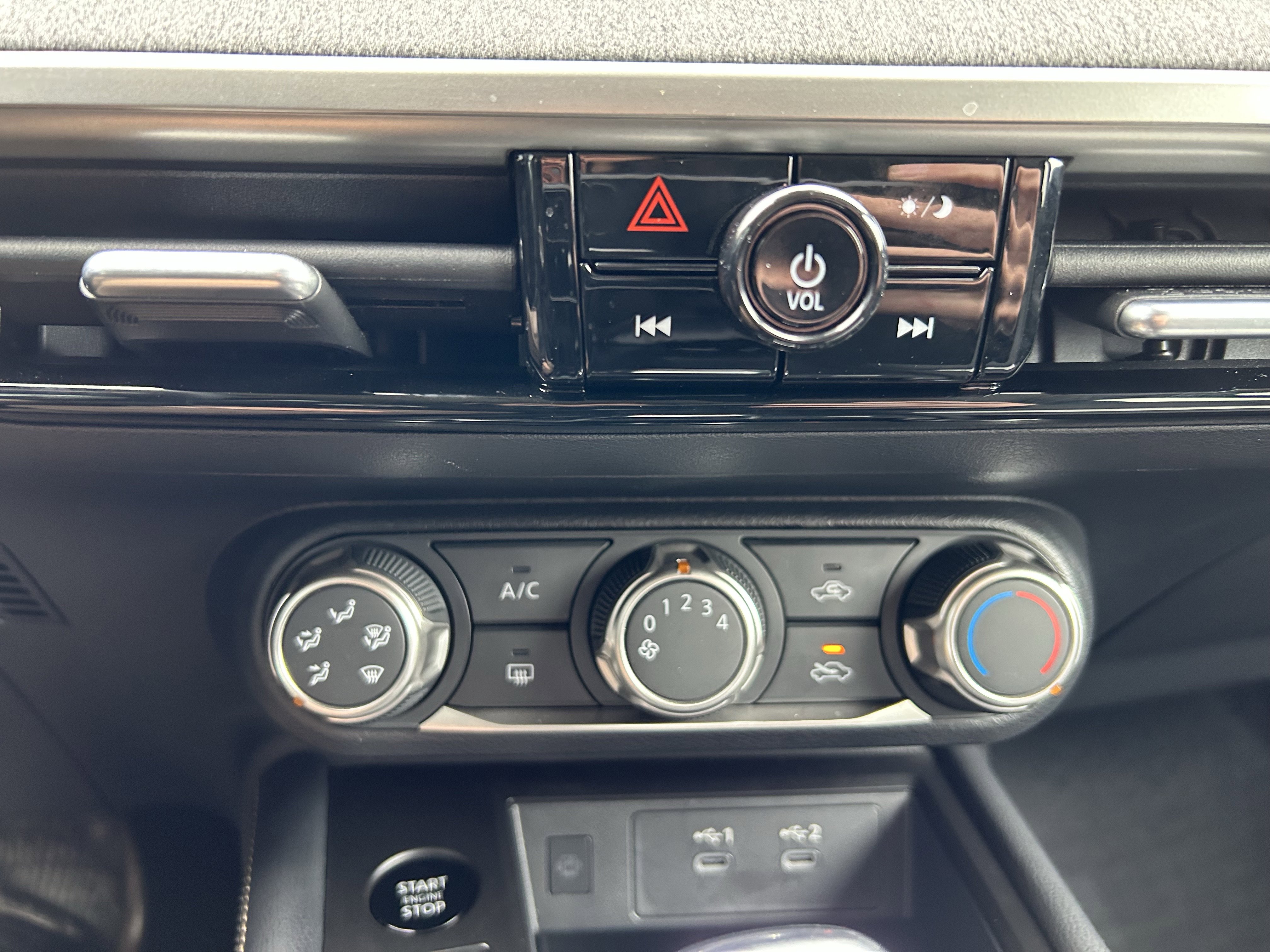 Used 2025 Nissan Kicks SV w/ Charging Package image 15