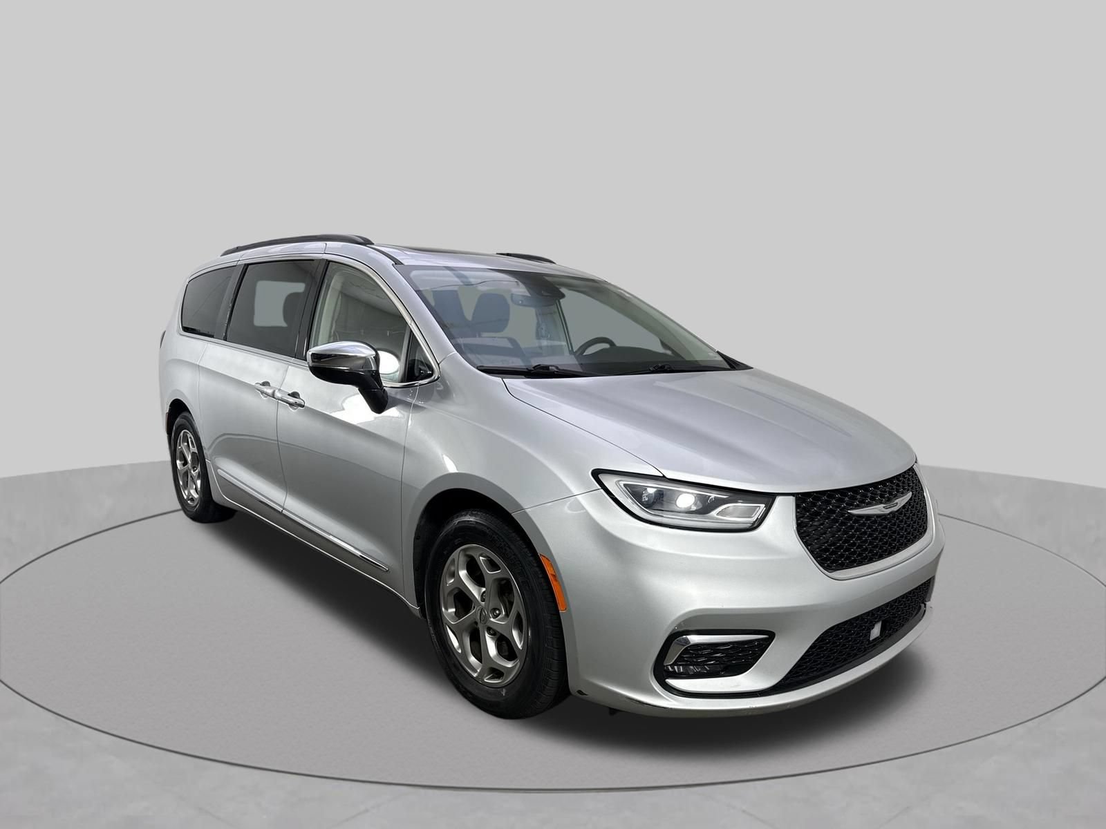 Used 2023 Chrysler Pacifica Limited FWD image 3