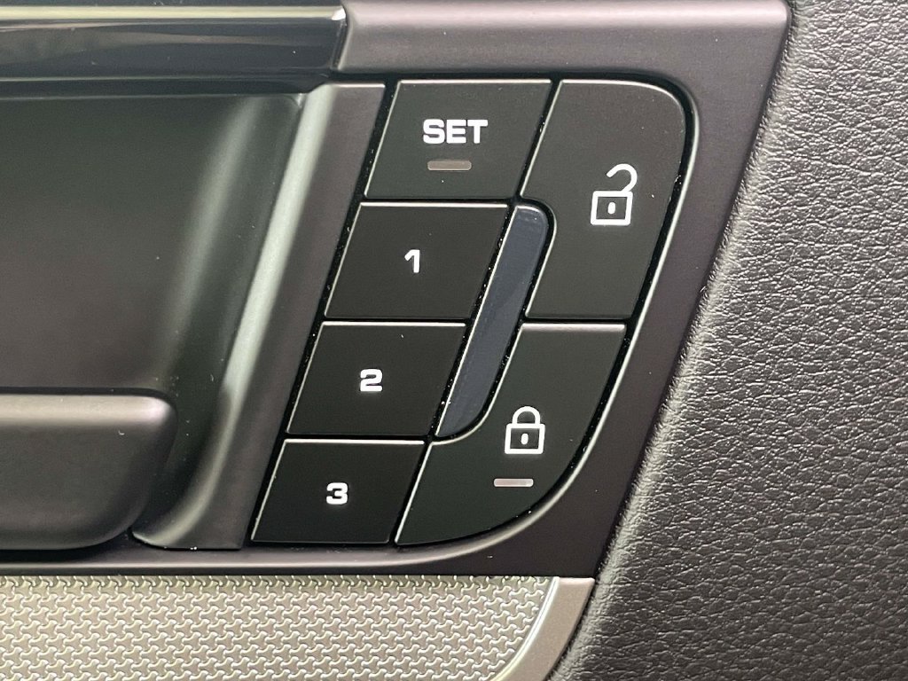 Certified 2025 Porsche Cayenne AWD/4WD image 34