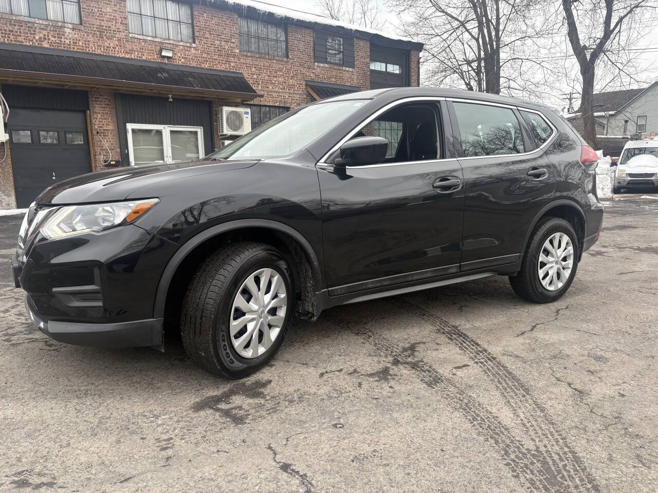 Used 2018 Nissan Rogue S AWD/4WD image 2