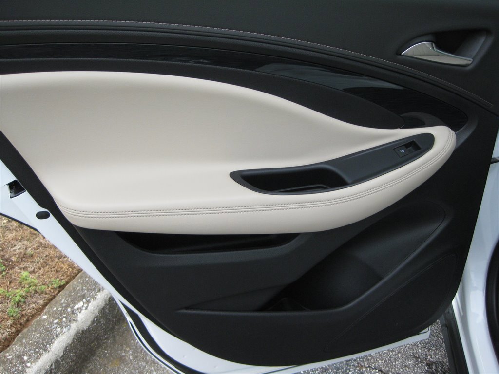 Used 2017 Buick Envision Essence FWD image 28