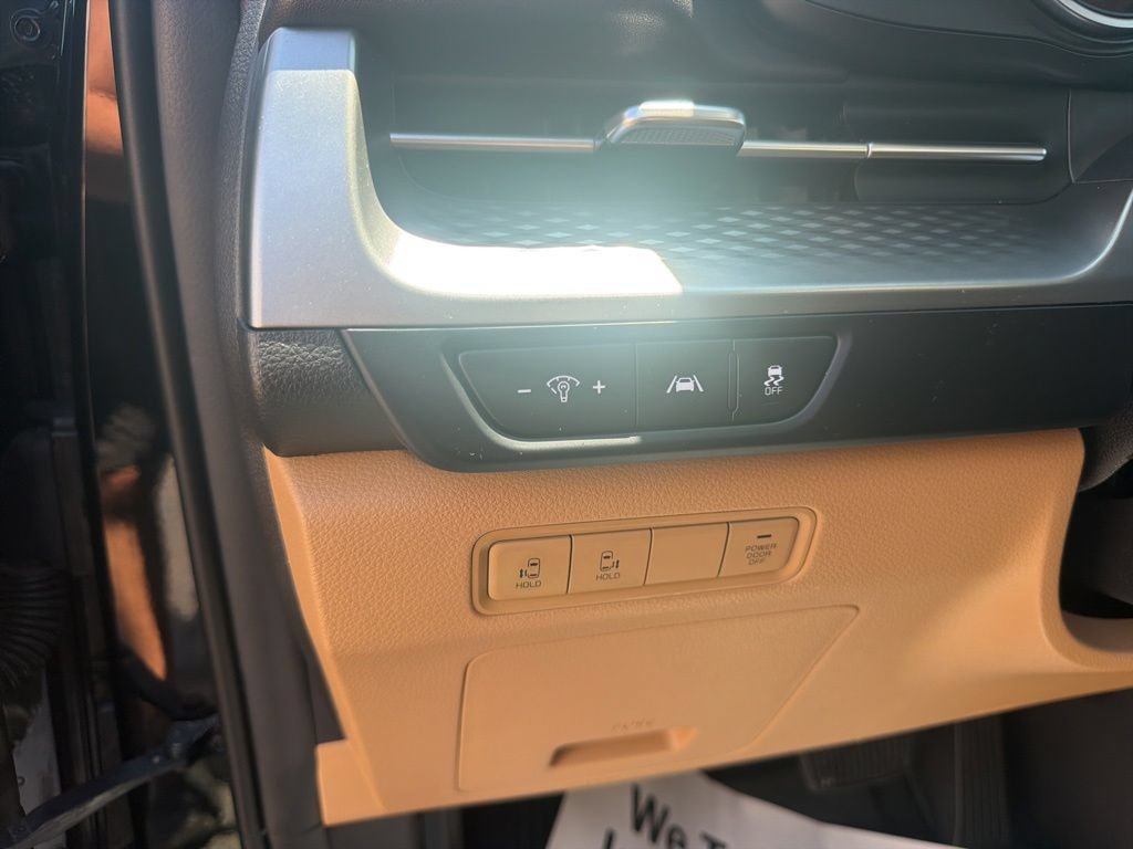 Used 2024 Kia Carnival LX FWD image 25