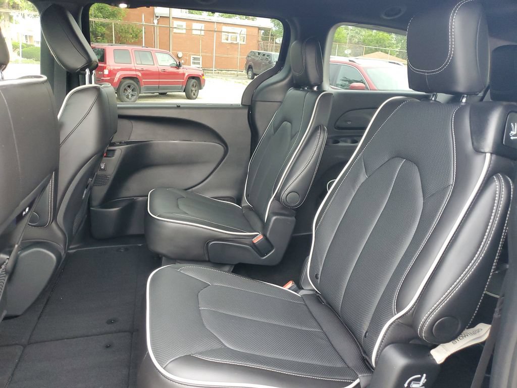 Used 2026 Chrysler Pacifica Limited w/ S Appearance Package FWD image 10