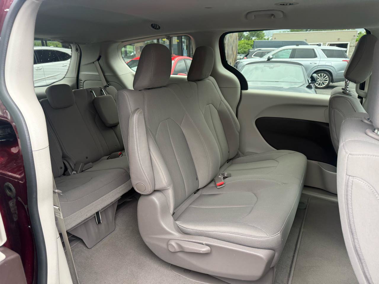 Used 2018 Chrysler Pacifica L FWD image 34