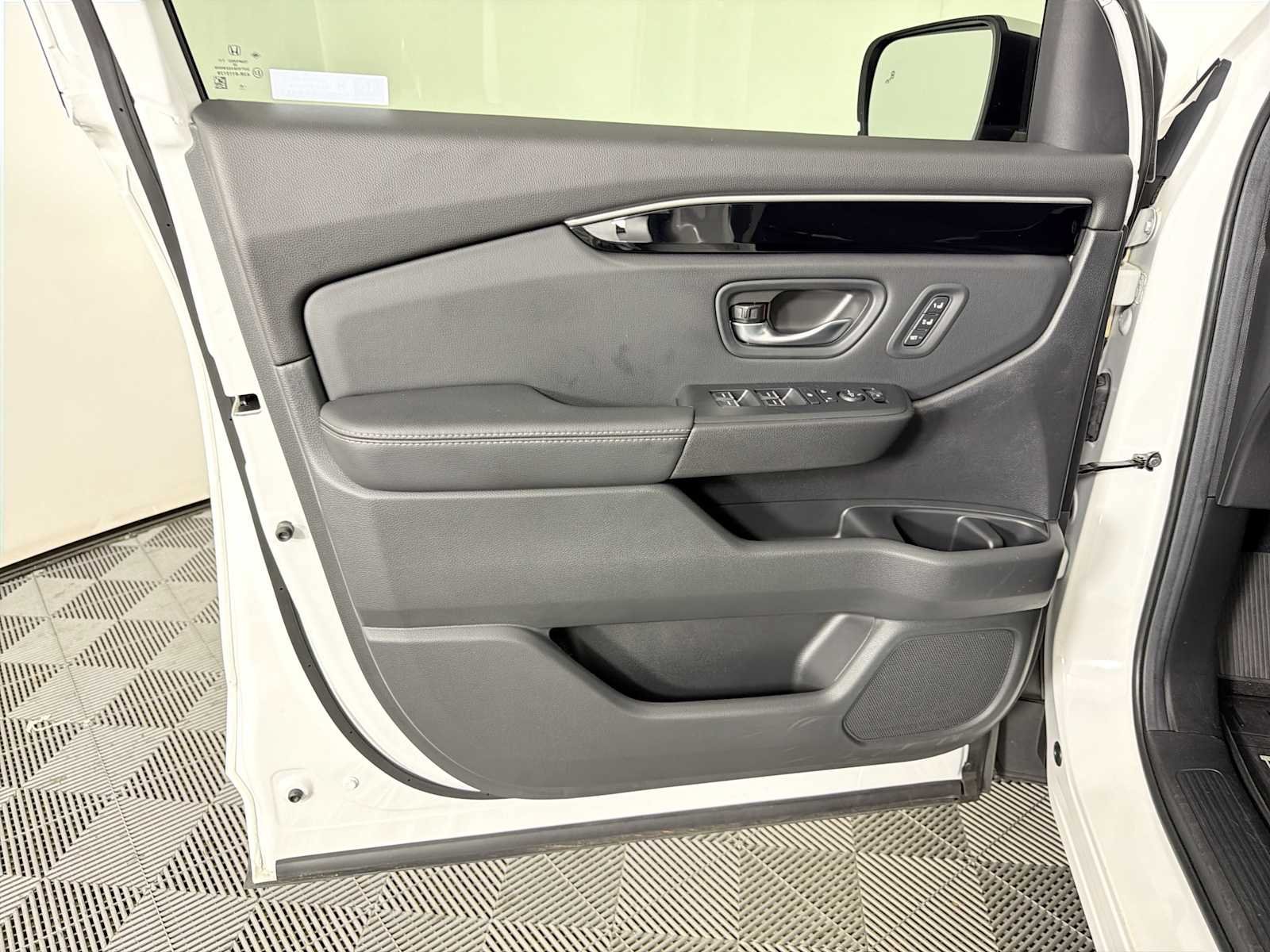 Used 2025 Honda Pilot EX-L image 8