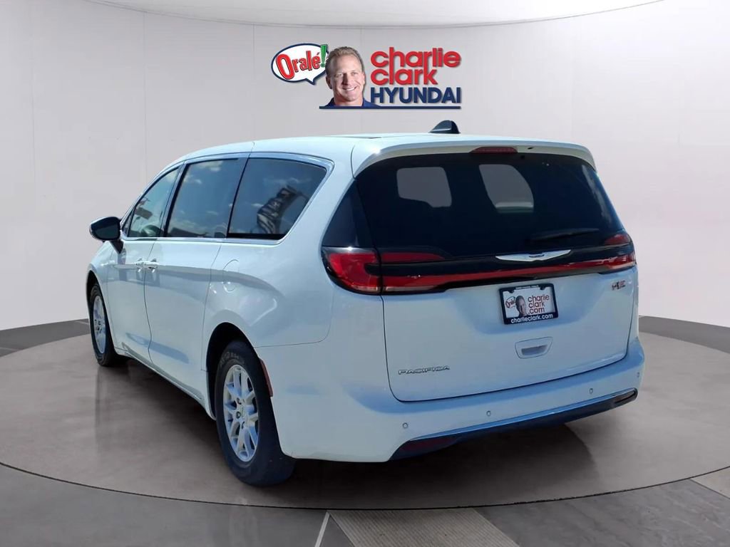 Used 2023 Chrysler Pacifica Touring-L image 3