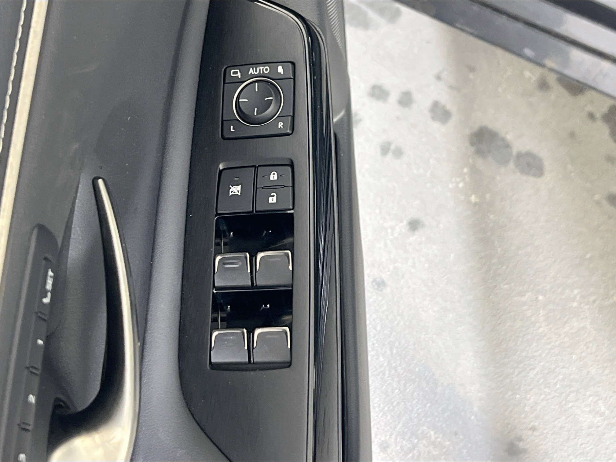 Used 2023 Lexus ES 350 w/ Premium Package image 16