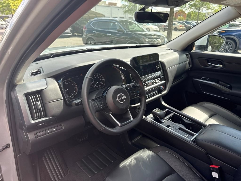 Used 2025 Nissan Pathfinder SL w/ Black Appearance Package FWD image 14