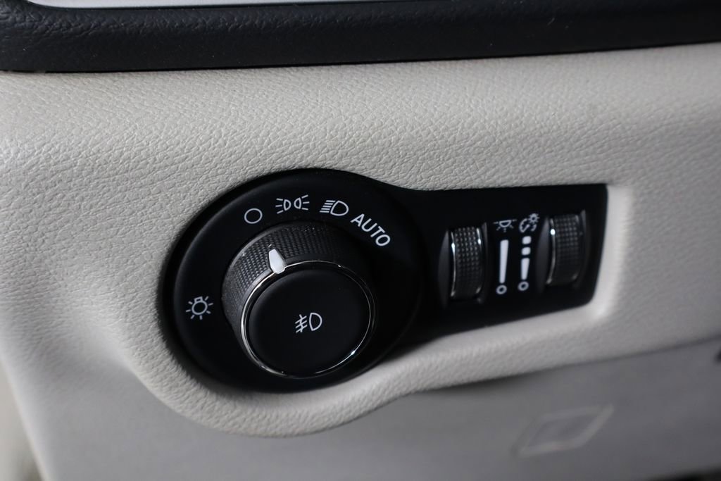 Used 2023 Chrysler Pacifica Touring-L FWD image 24