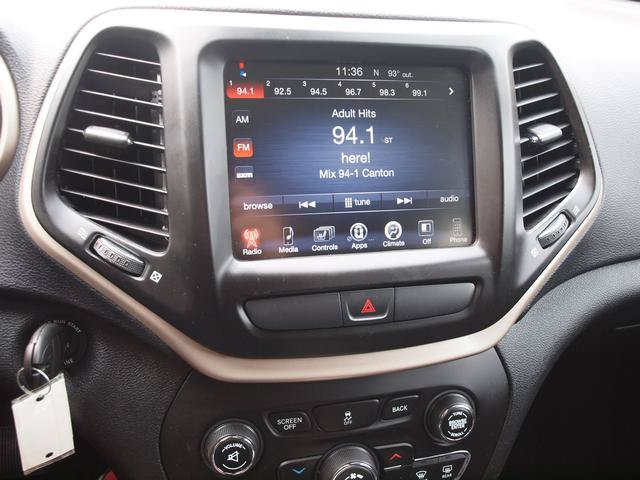 Used 2016 Jeep Cherokee Latitude w/ Cold Weather Group AWD/4WD image 10
