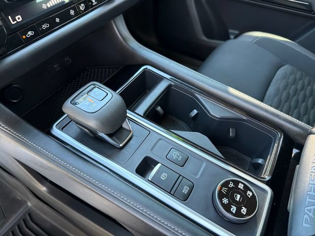 Used 2022 Nissan Pathfinder SV AWD/4WD image 16