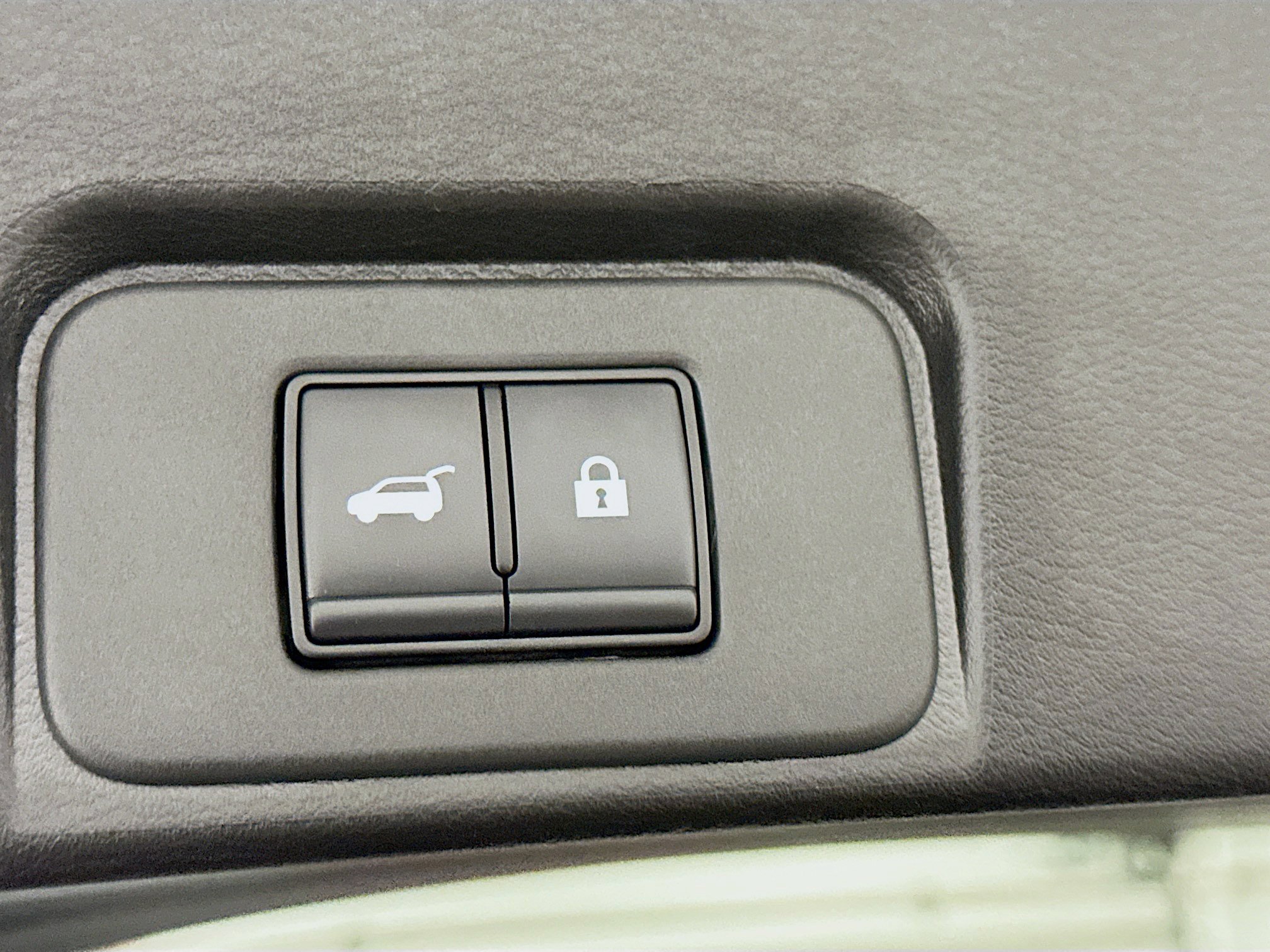 Used 2025 Nissan Rogue SV image 31