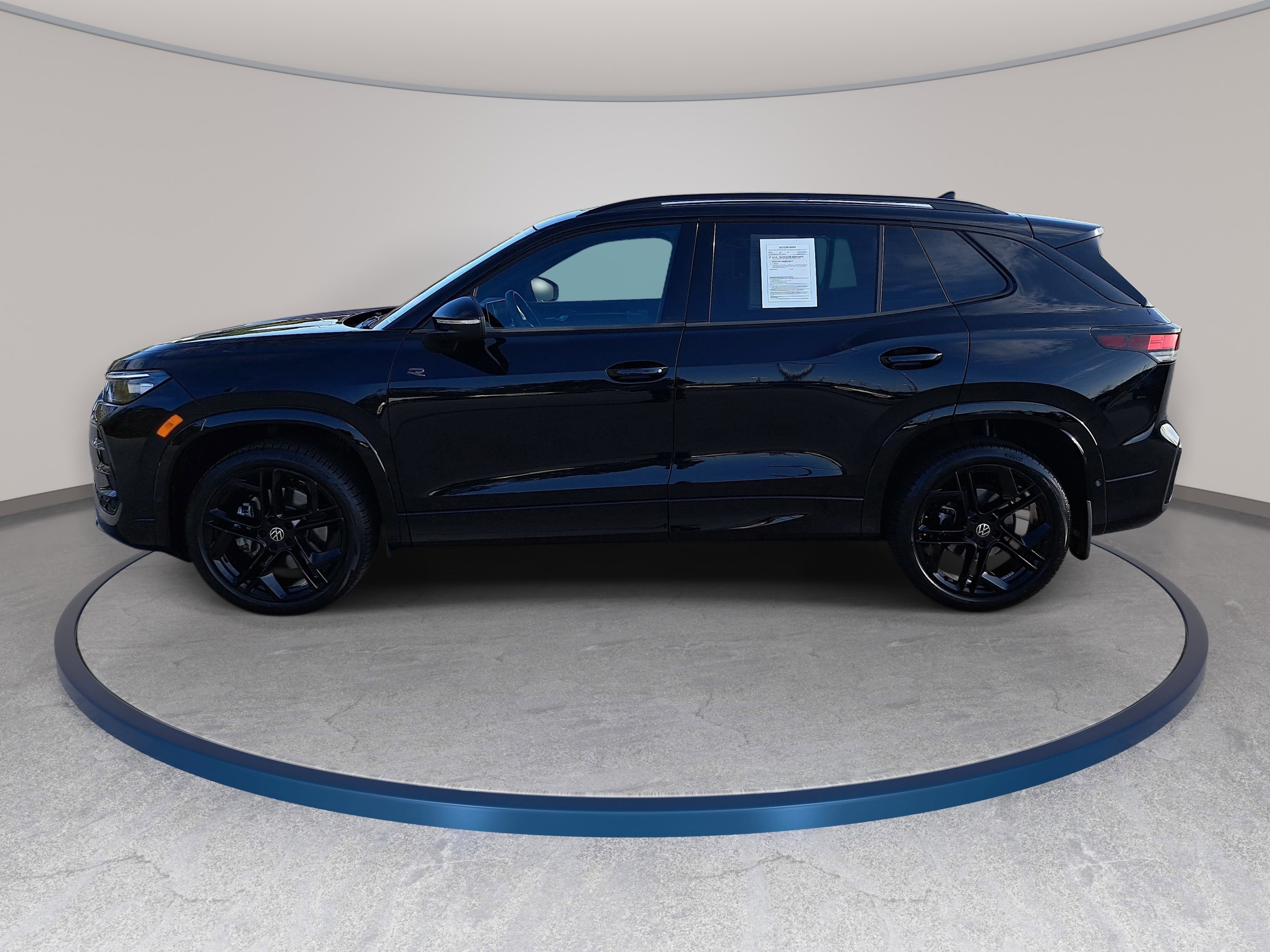 Used 2025 Volkswagen Tiguan SE R-Line image 8