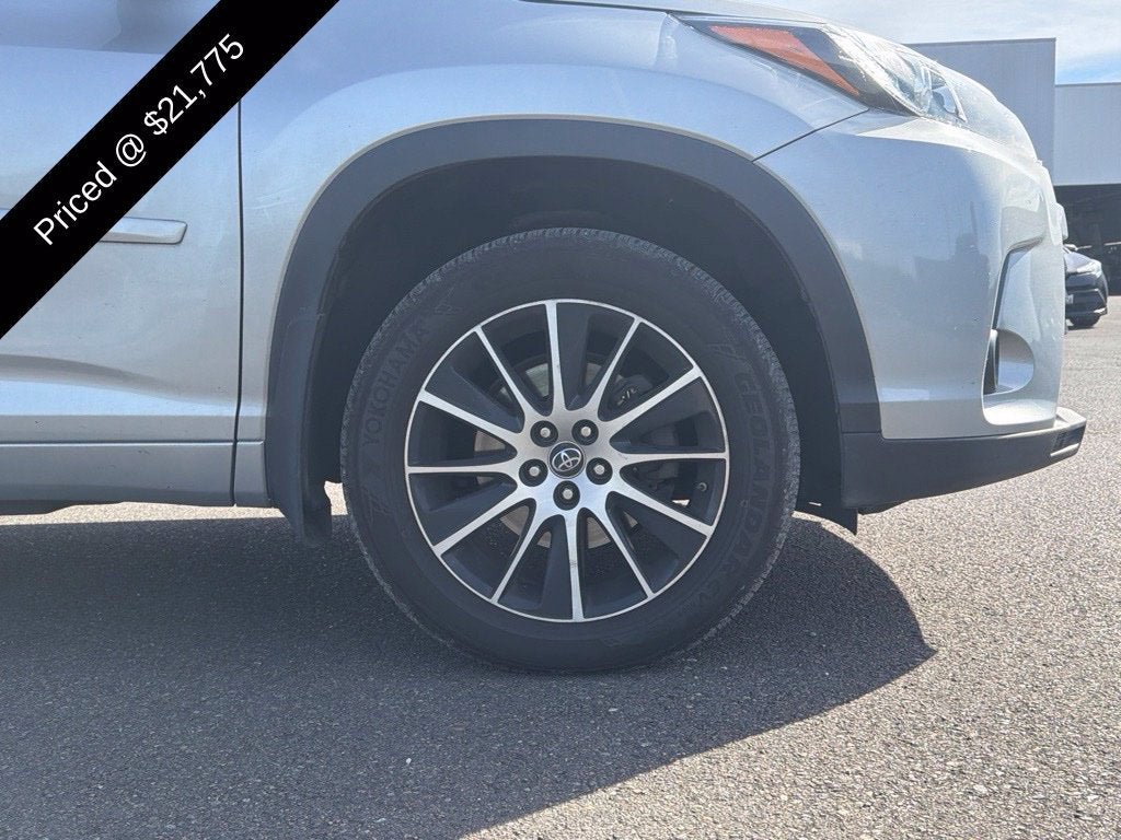 Used 2017 Toyota Highlander SE AWD/4WD image 4
