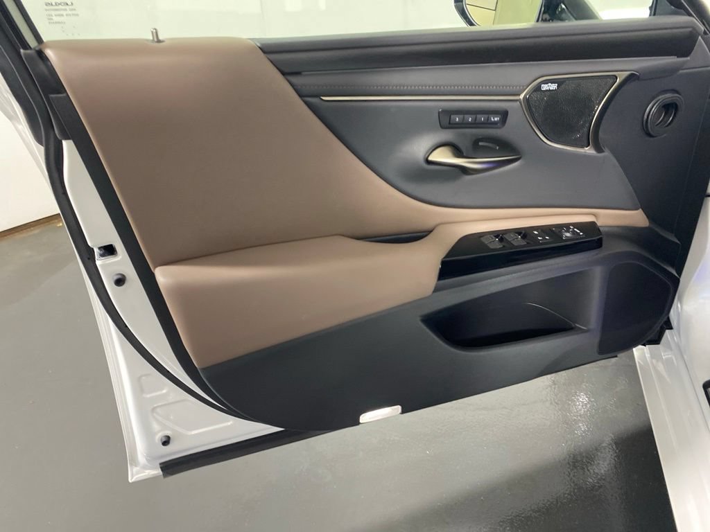 Used 2025 Lexus ES 300h Ultra Luxury FWD image 24
