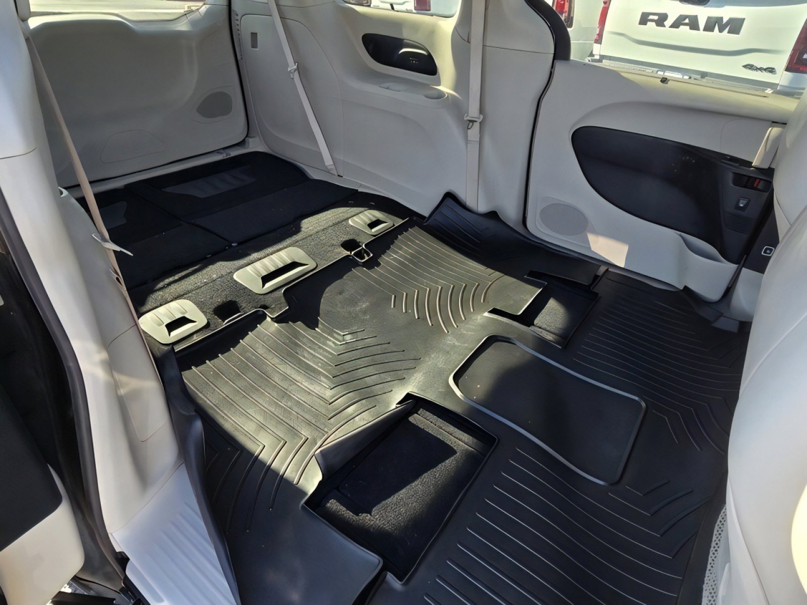 Used 2020 Chrysler Pacifica Limited image 18