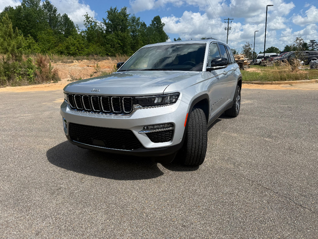 Used 2024 Jeep Grand Cherokee Limited w/ Luxury Tech Group II image 2