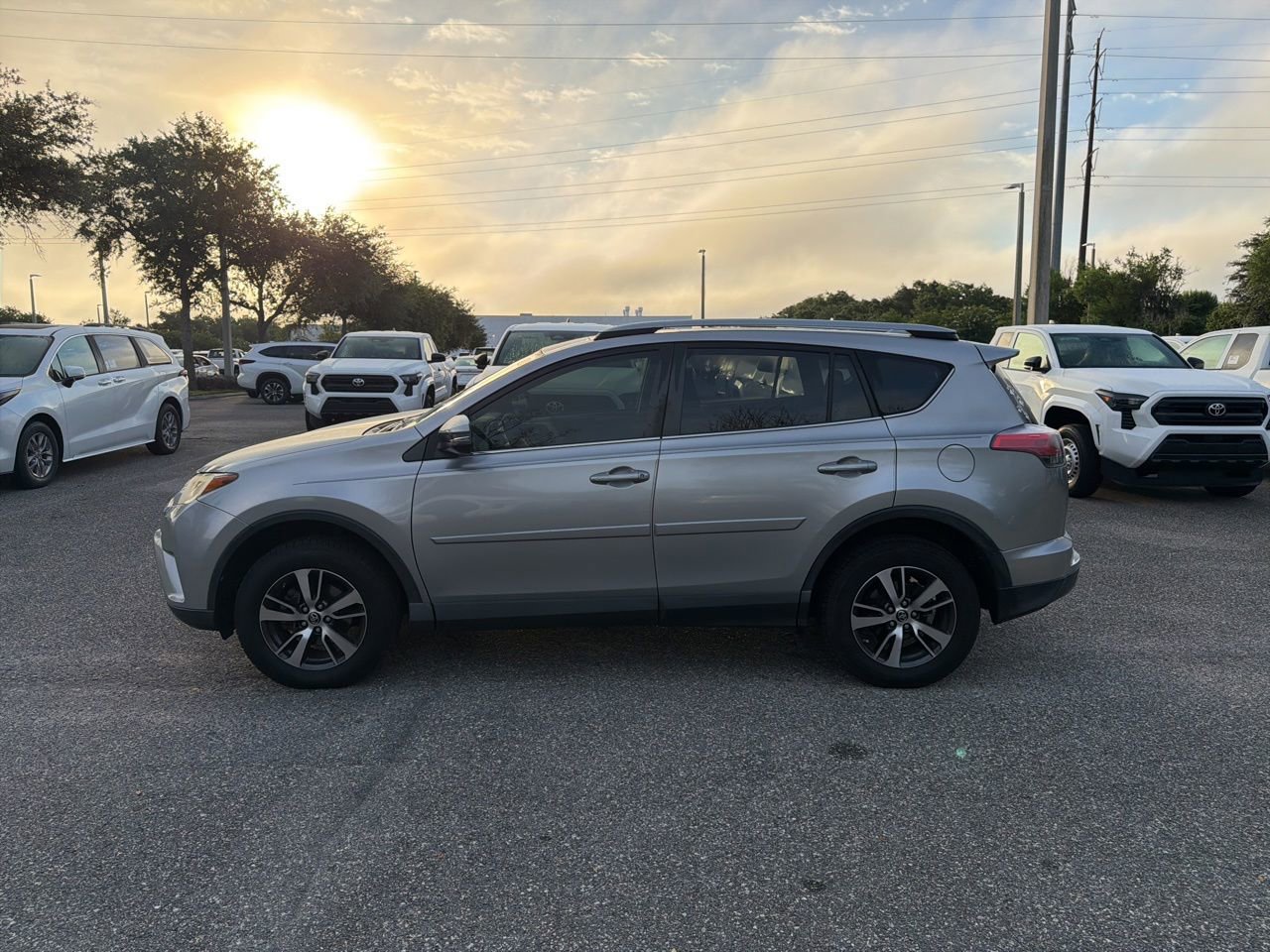 Used 2018 Toyota RAV4 XLE FWD image 2
