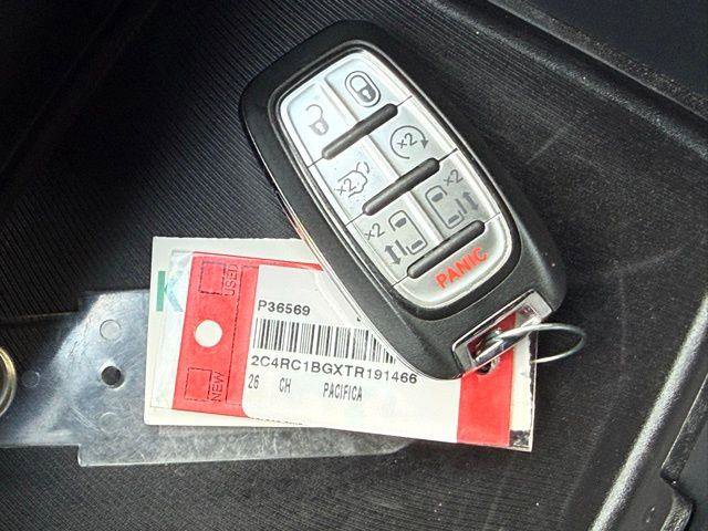 Used 2026 Chrysler Pacifica Select image 19