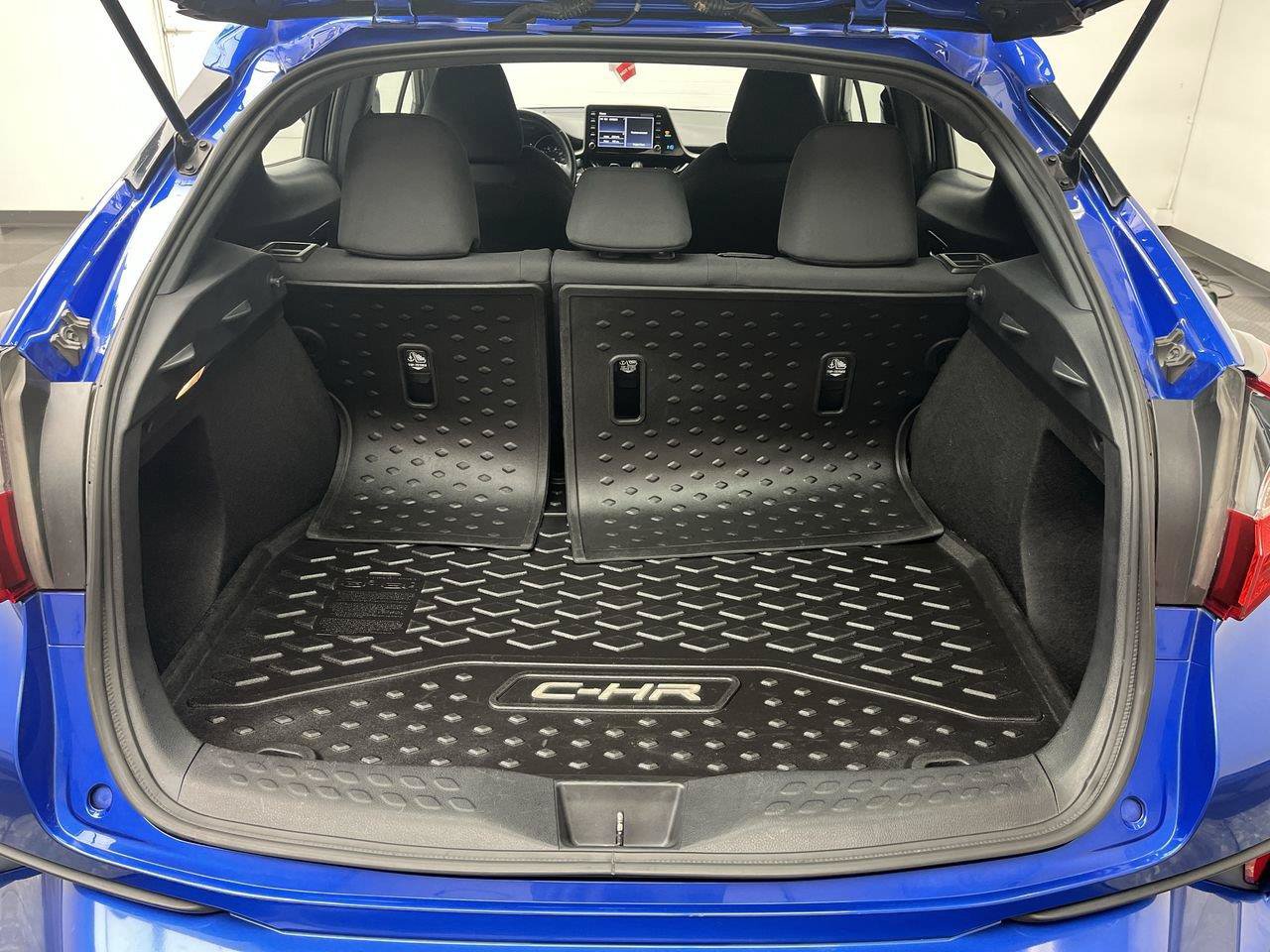 Used 2019 Toyota C-HR XLE FWD image 3