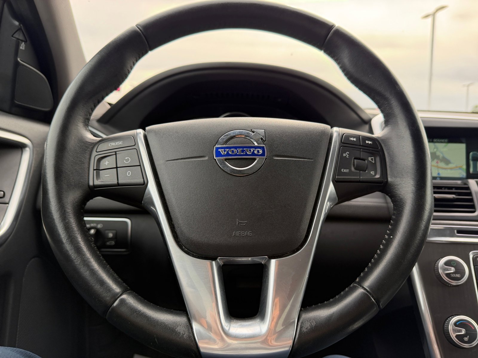 Used 2016 Volvo XC60 T5 Premier w/ Proximity Package image 9