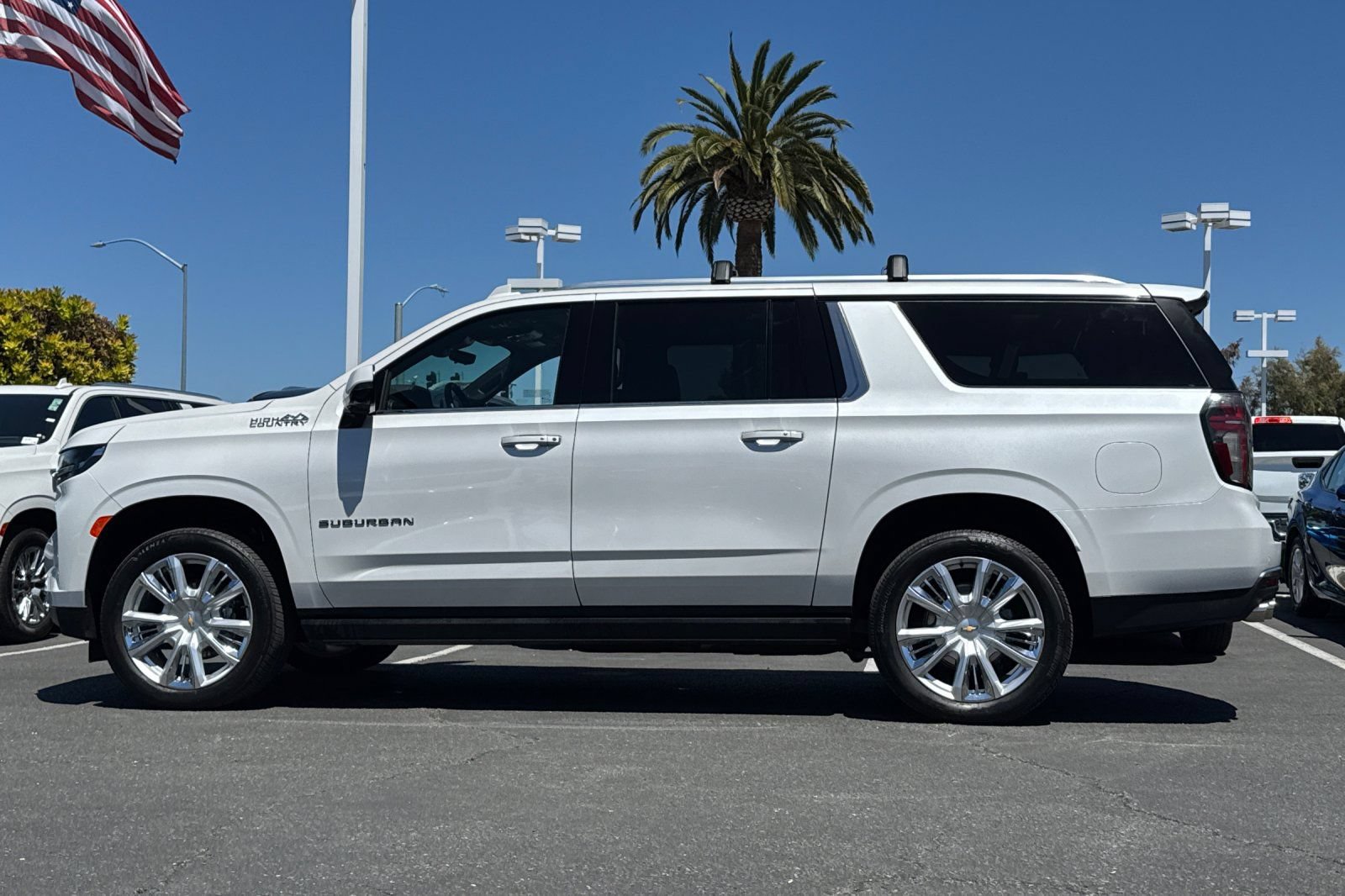Used 2023 Chevrolet Suburban High Country w/ LPO, Illumination Package AWD/4WD image 7