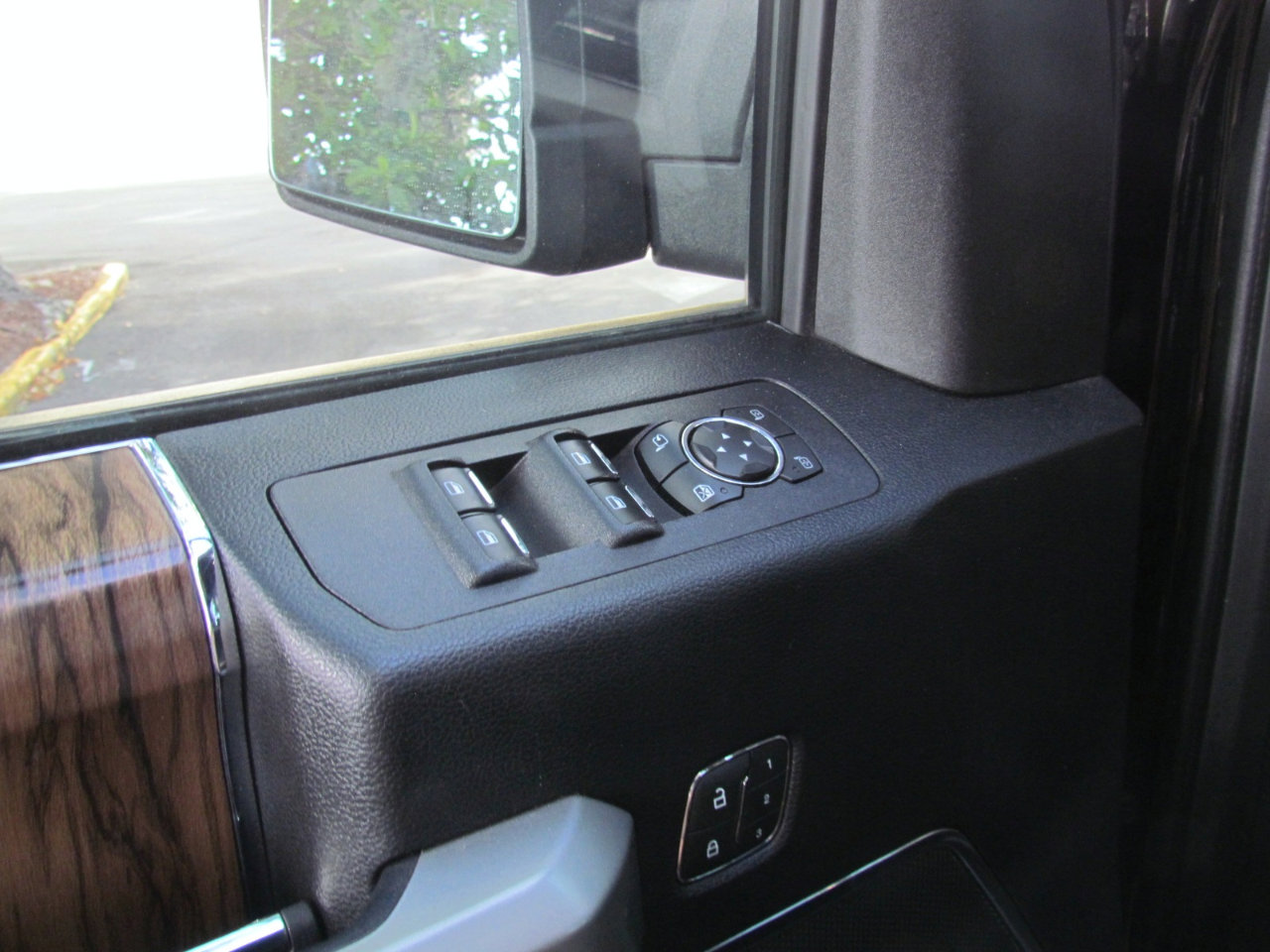 Used 2018 Ford F150 Lariat image 26