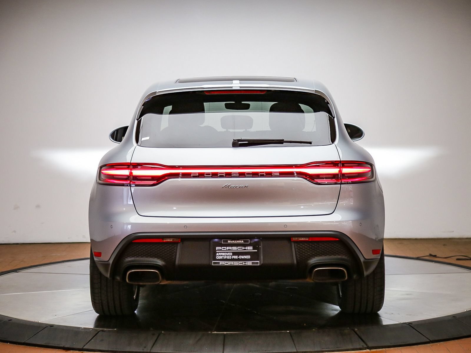 Certified 2022 Porsche Macan AWD/4WD image 6