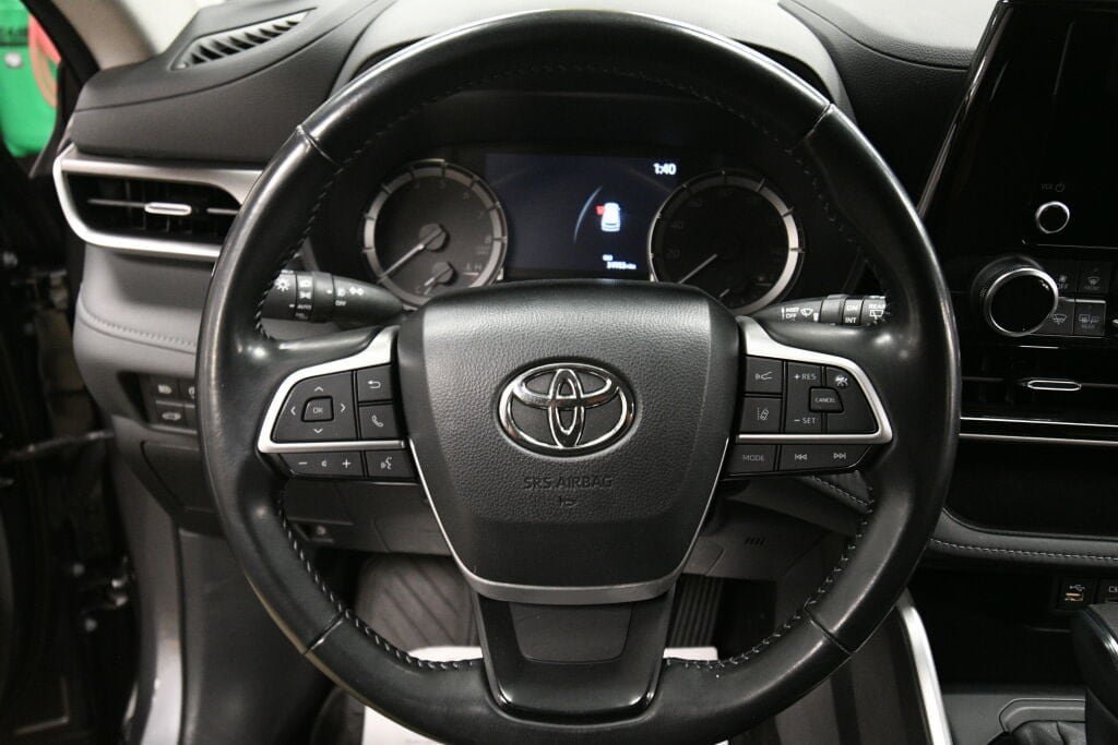 Used 2023 Toyota Highlander LE FWD image 12