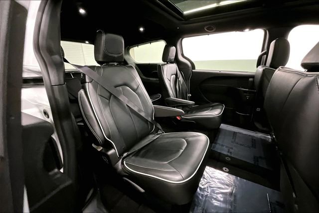 Used 2025 Chrysler Pacifica Limited image 23