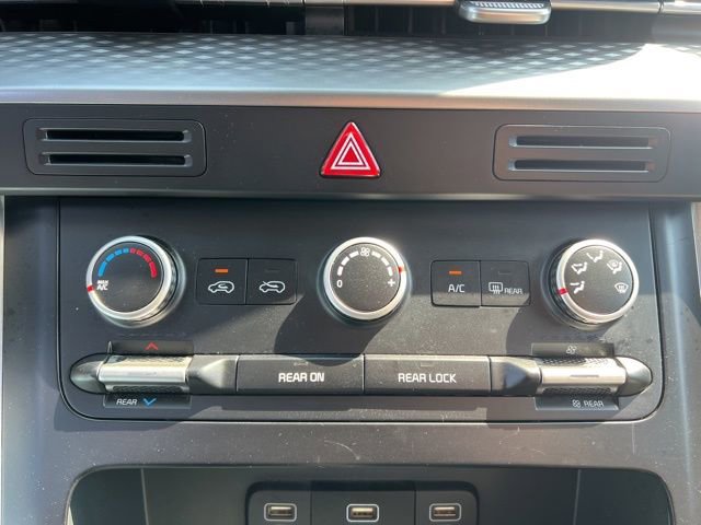 Used 2024 Kia Carnival LX FWD image 21