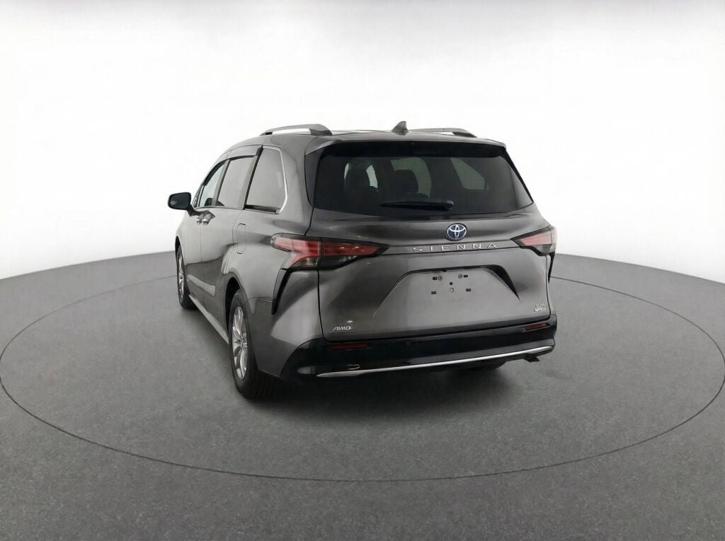 Used 2024 Toyota Sienna Limited image 39