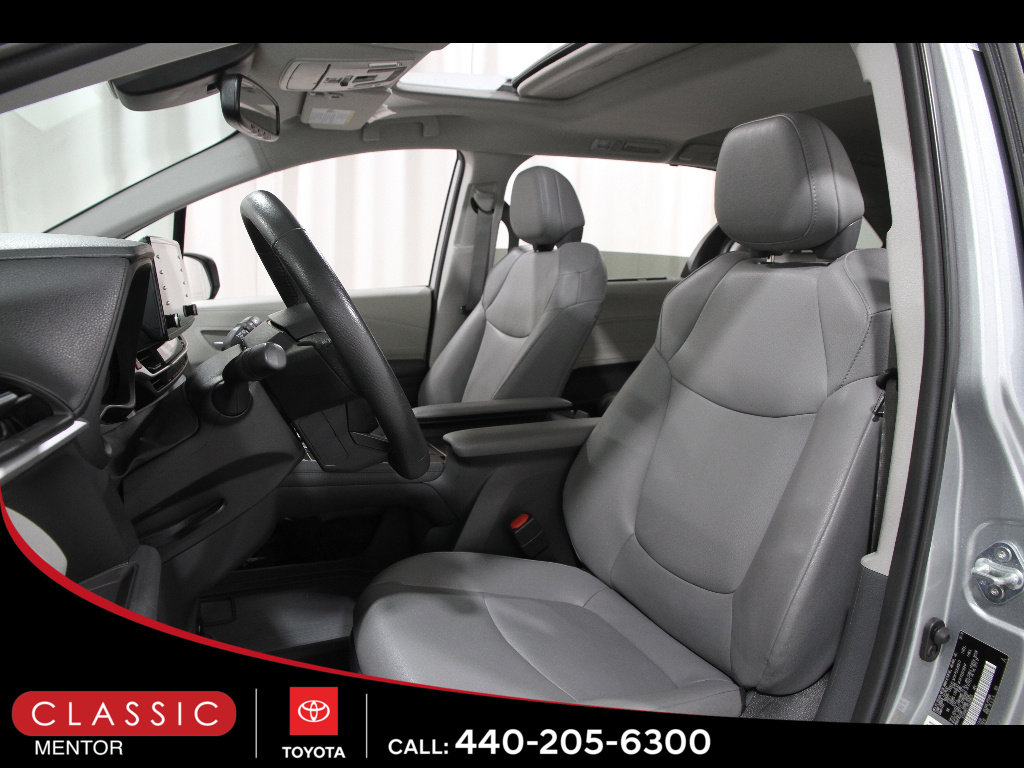 Certified 2024 Toyota Sienna XLE FWD image 5