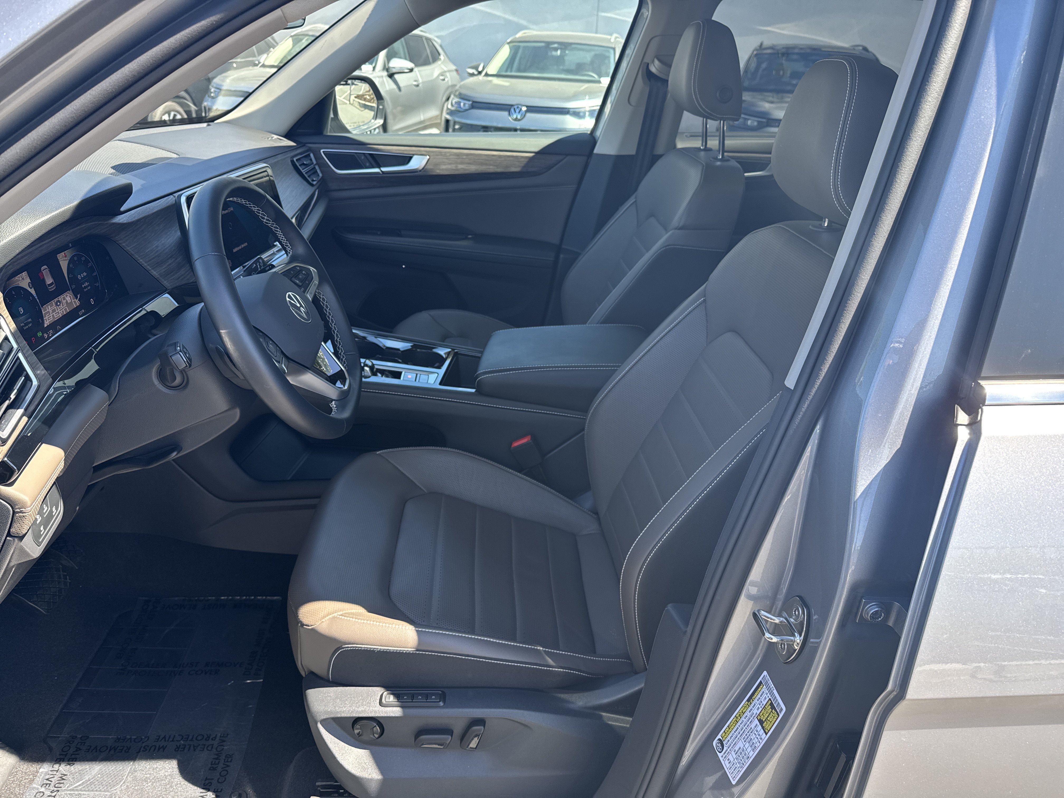 Used 2025 Volkswagen Atlas SEL AWD/4WD image 15